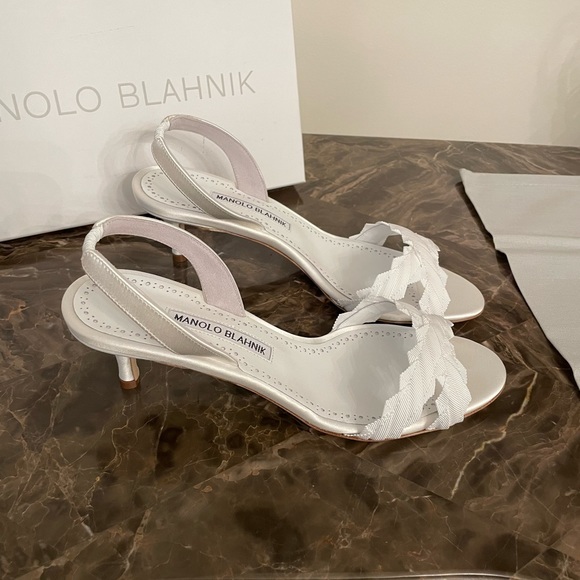 Manolo Blahnik Ligra 50MM Pleated Slingbacks Sandals in White Size 38 - Picture 6 of 10